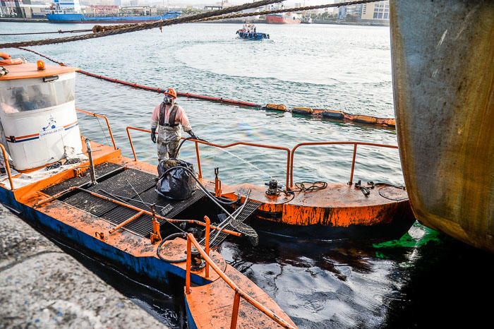 VERTIDO DE FUEL EN EL PUERTO