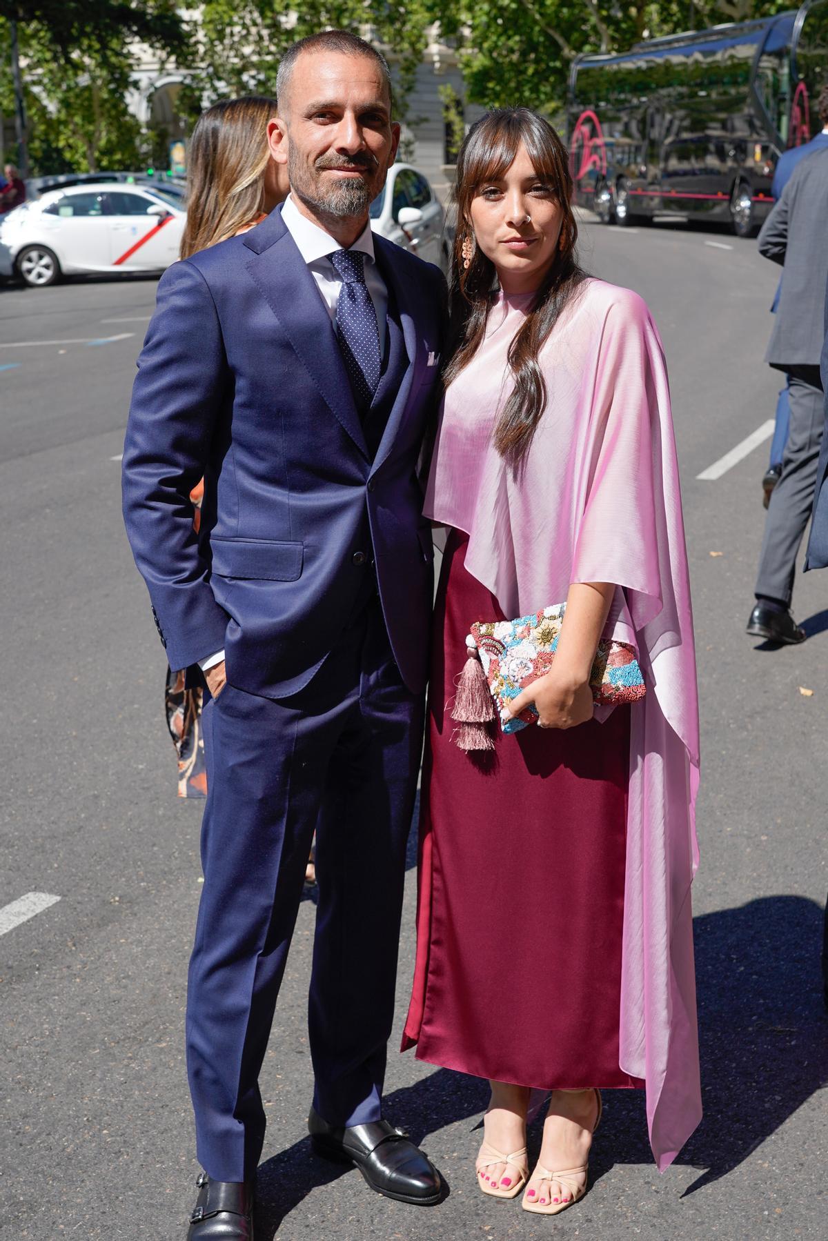 Damián Mollá y su pareja salen del hotel Ritz para acudir a la boda de Tamara Falcó e Iñigo Onieva en el palacio El Rincón a 8 de Julio de 2023 en Madrid