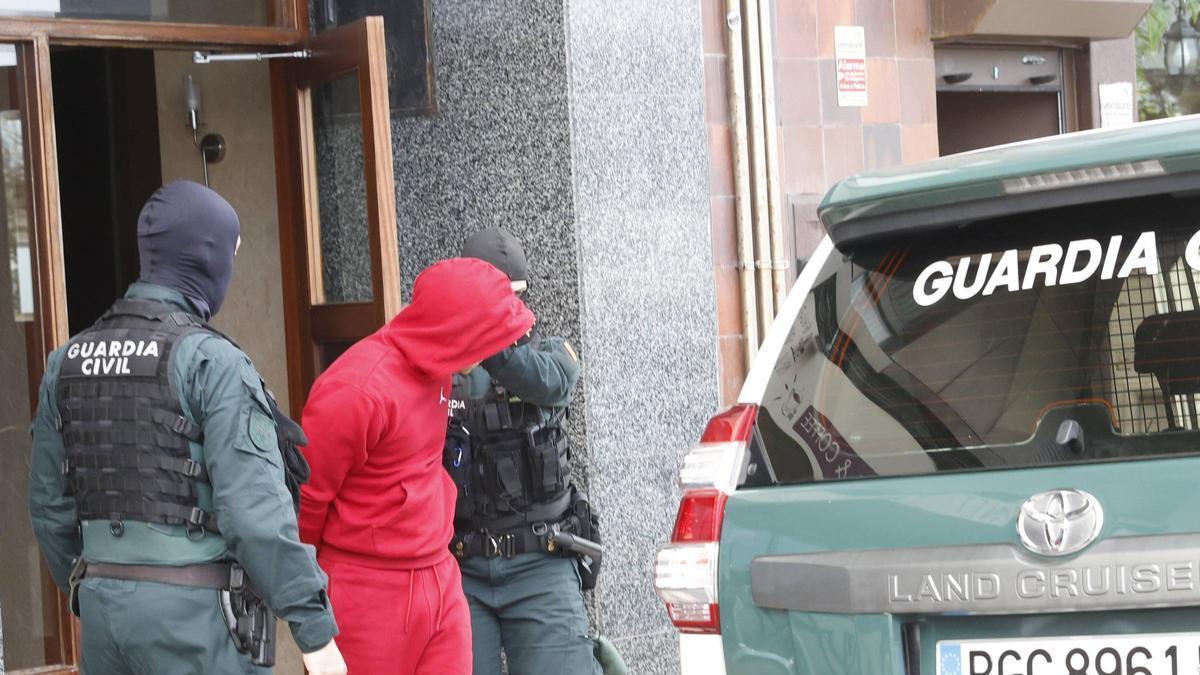 VÍDEO: La Guardia Civil registra en Gijón tras la muerte de Emiliano "El Panameño"