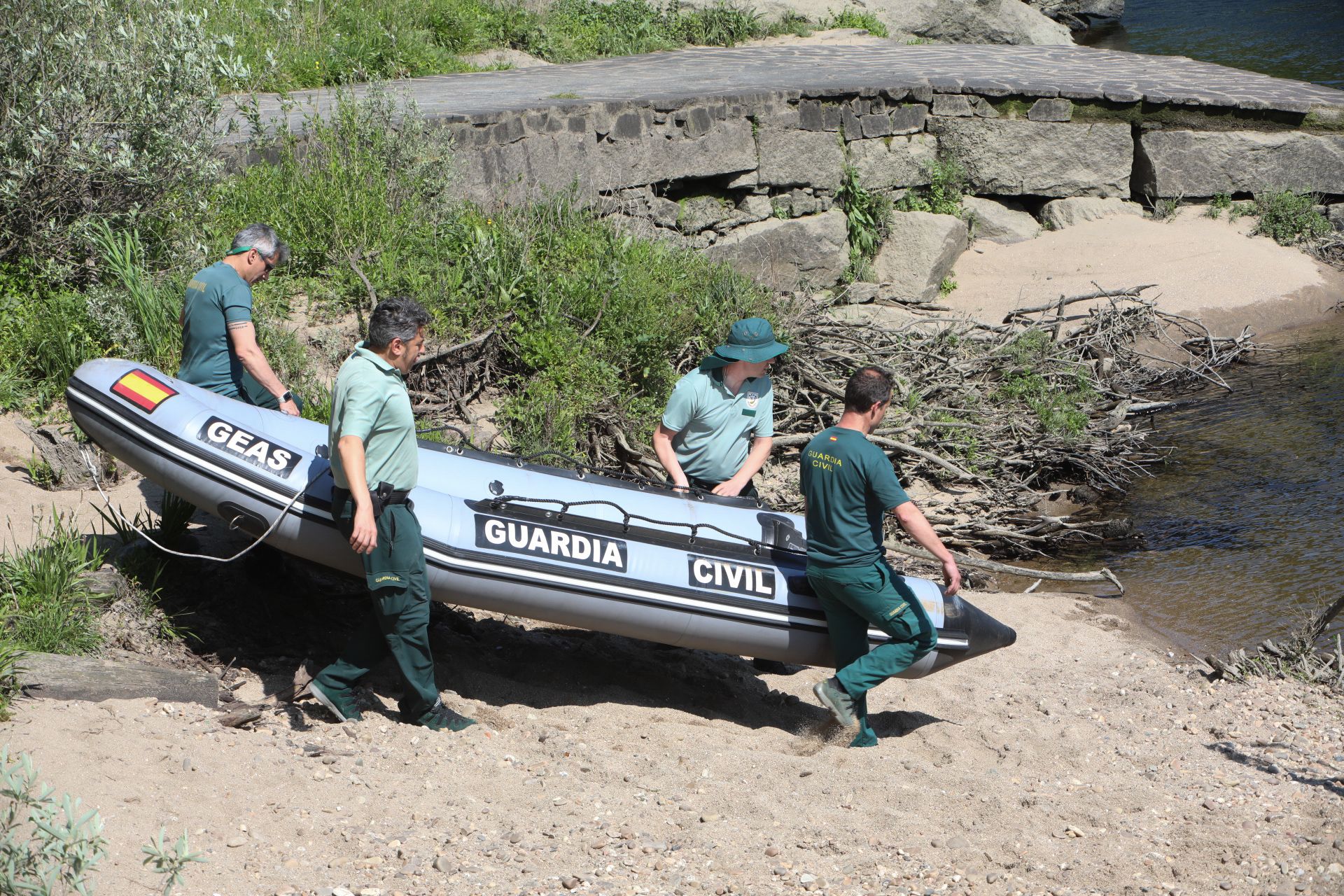 Búsqueda por agua y aire del joven arrastrado por el río en Arbo