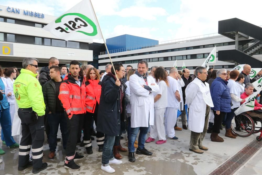 Manifestación a las puertas del hopsital de Ibiza