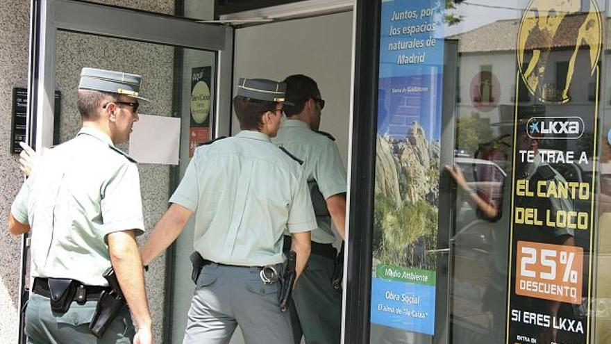 Atracan un banco a punta de pistola en Madrid y huyen en el coche de la Policía