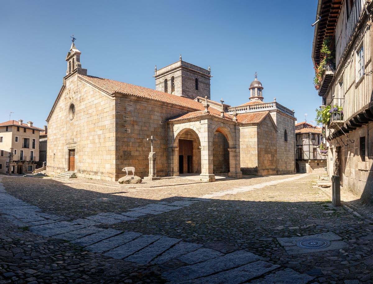 La escultura del Marrano de San Antón a las puertas de la iglesia en La Alberca