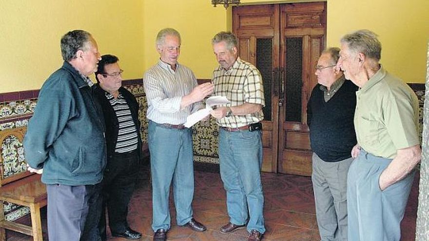 Morán, Julián Rodríguez, Jamart y Juan Rodríguez, acompañados de otros vecinos, con el pliego de las firmas recogidas en Piedeloro, ayer.