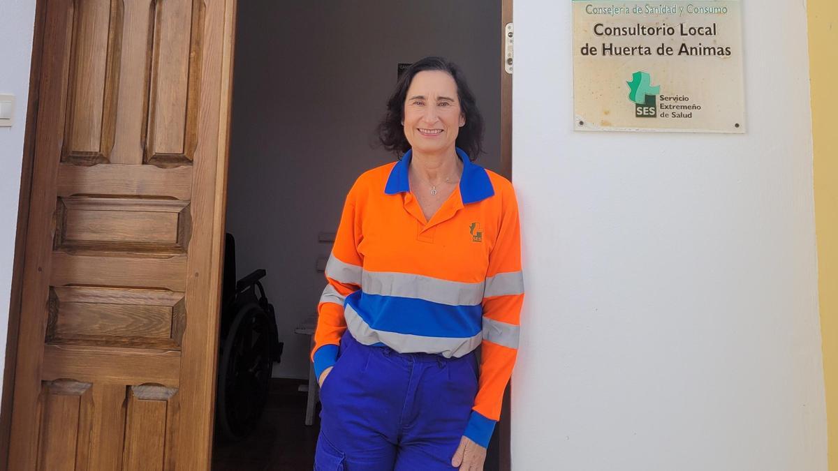 La médica rural, Manuela Rubio González en la puerta del consultorio de Huertas de Ánimas