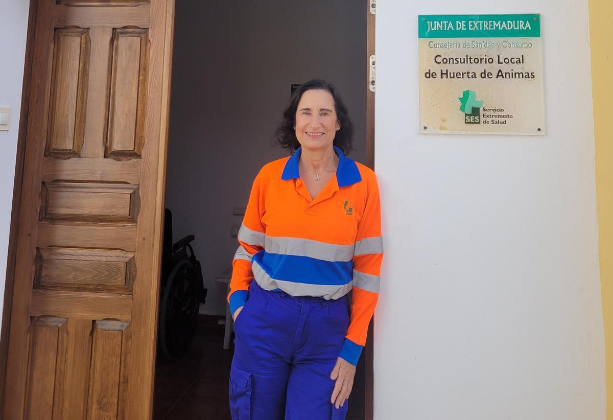 La médica rural, Manuela Rubio González en la puerta del consultorio de Huerta de Ánimas