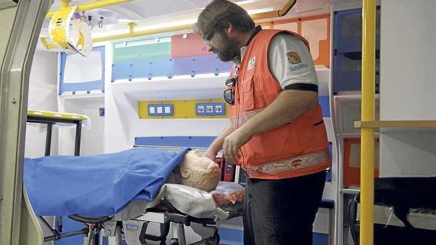 Üben für den Ernstfall: Koordinator Paco Mico in einer Krankenwagen-Attrappe.