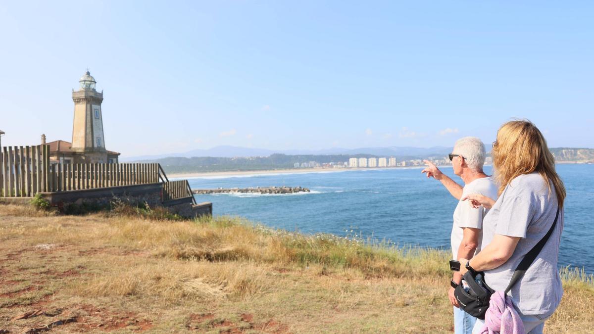 Una pareja este verano en las inmediaciones del Faro de Avilés.