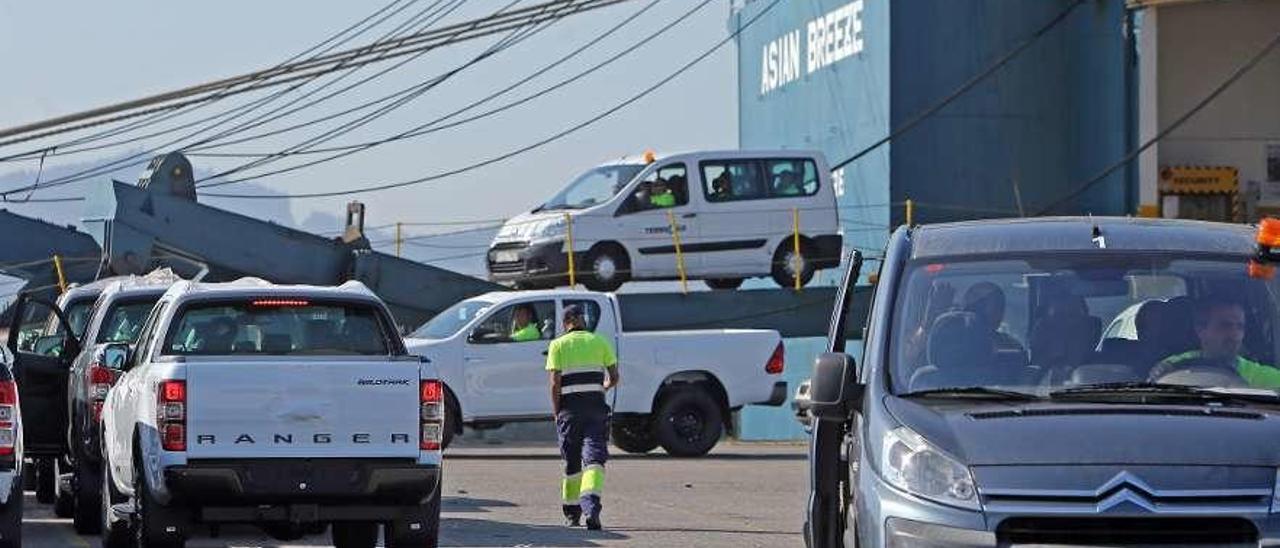 Estibadores durante una operación de carga de vehículos en la terminal de Bouzas. // Marta G. Brea