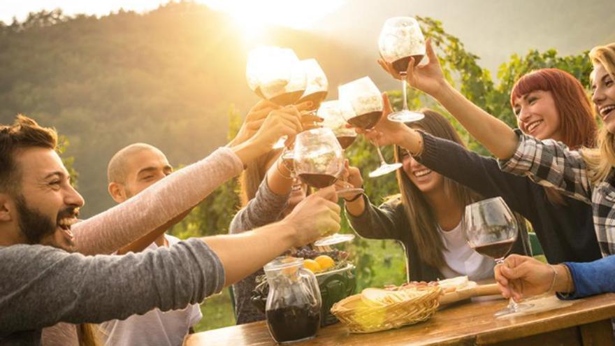 Cinco planes con vino y amigos en vacaciones