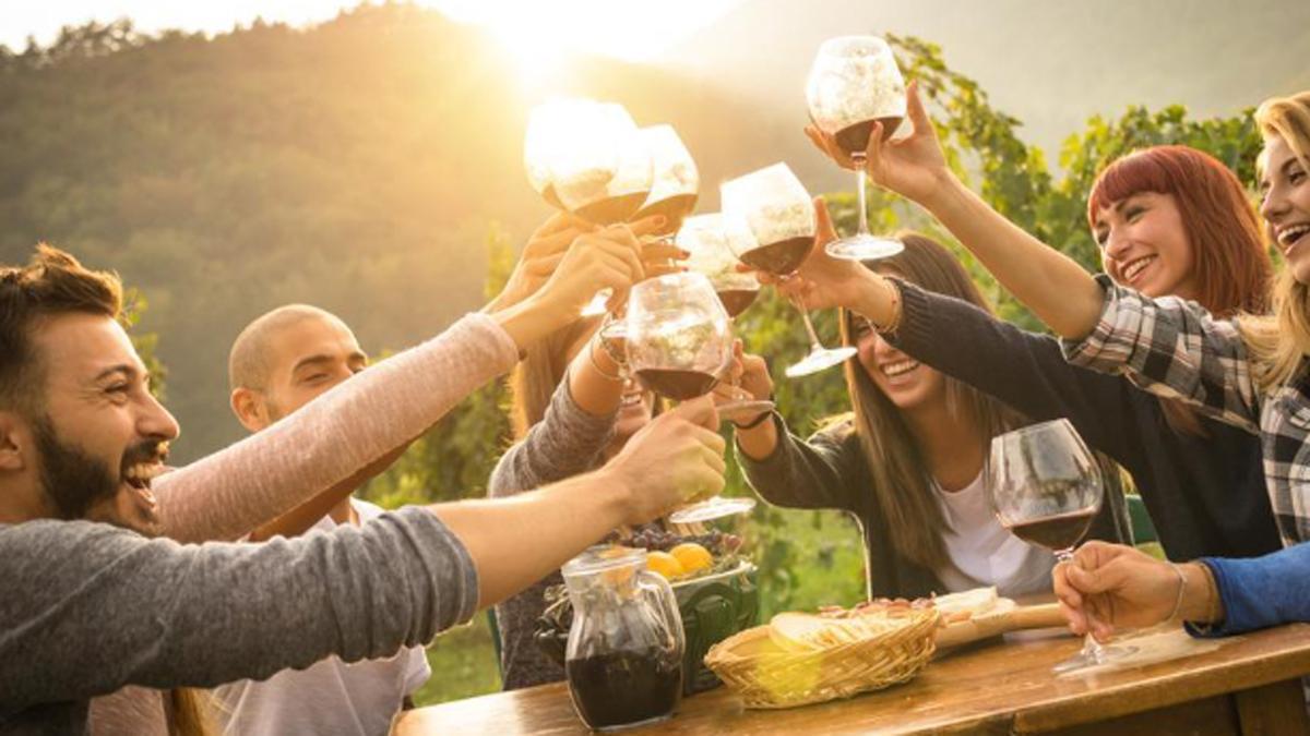 El vino puede ser sinónimo de buenos momentos a solas o acompañados.