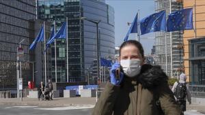 Una mujer pasa frente al edificio de la Comisión Europea, en Bruselas.