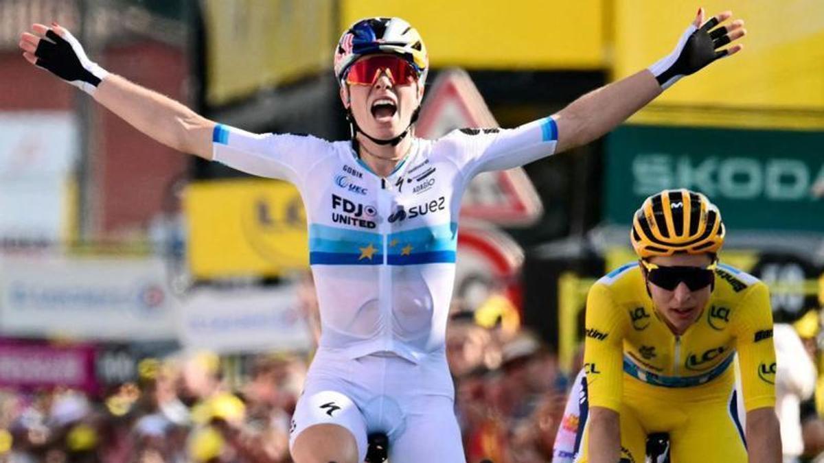 Vollering celebra la victòria d’etapa davant de Reusser, líder del Tour, ahir. | NICOLAS TUCAT / AFP