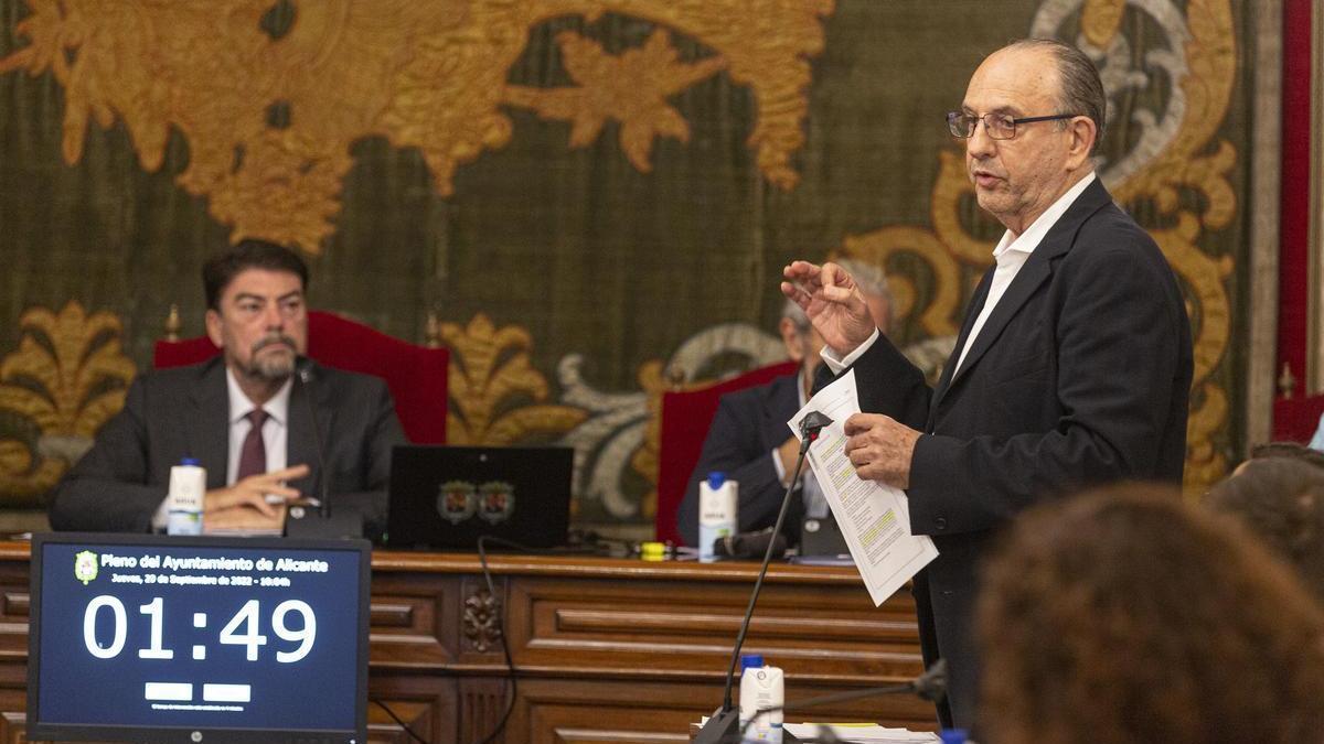 El portavoz y secretario local del PSOE, Miguel Millana, interviene ante la mirada del alcalde, el popular Luis Barcala