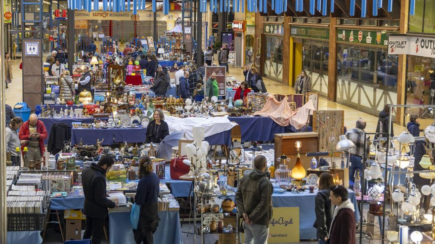 Más de 40 expositores participan este fin de semana en la II Feria de antigüedades y coleccionismo del Outlet Área Central