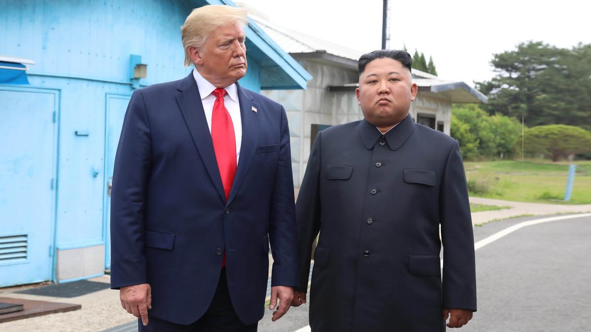 Donald Trump y Kim Jong-un, con un lenguaje corporal que De Waal invita a buscar en los machos alfa de otros grandes simio.