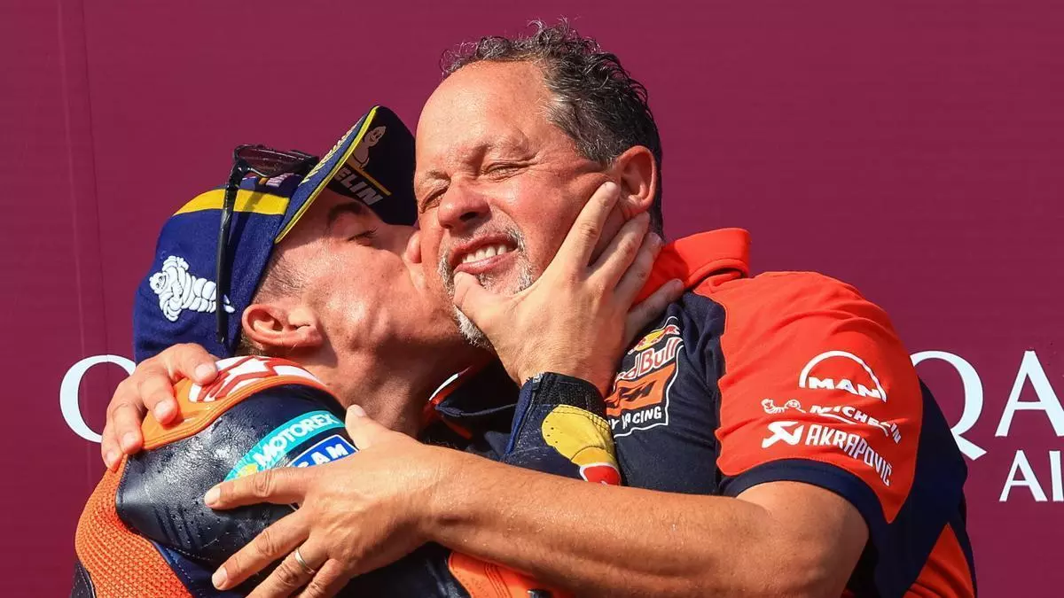 Lo que no se vio del Gran Premio de Austria de MotoGP: la celebración con 'caída' de Acosta y el camarote de los hermanos Marx de Aprilia