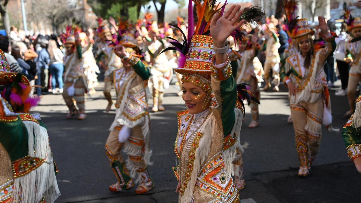 La comparsa Caretos Salvavidas durante el desfile de Carnaval en Valdepasillas el año pasado.