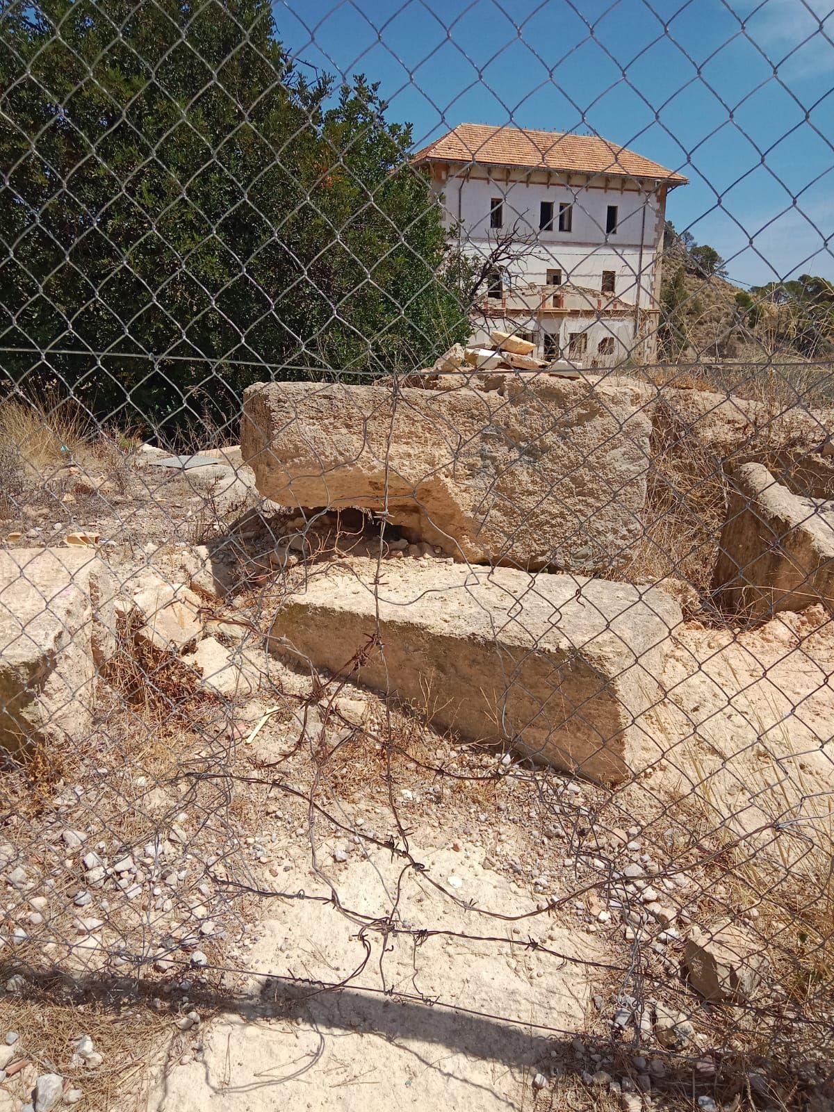 Abren varios agujeros y destrozan las cámaras para acceder al Balneario de Aigües