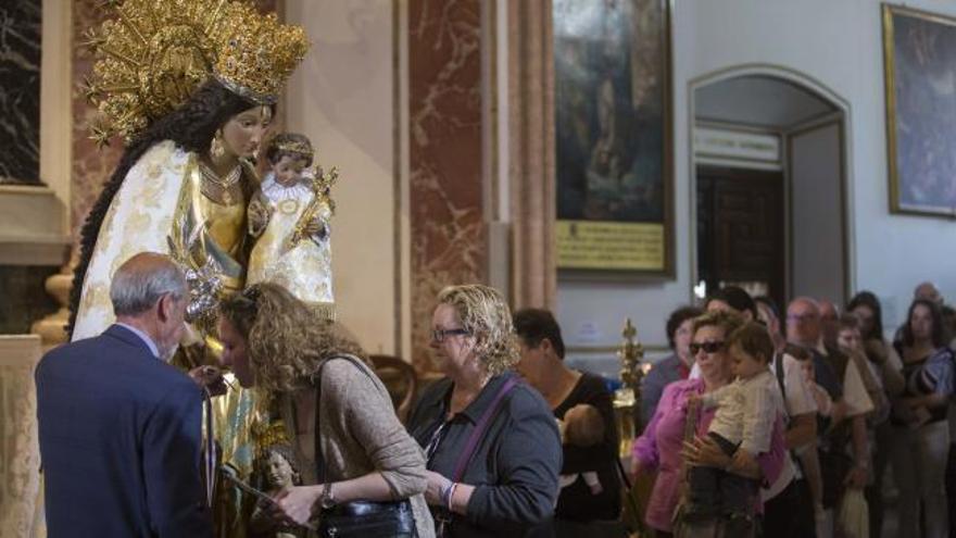 Así han desfilado los valencianos en el besamanos a la Virgen