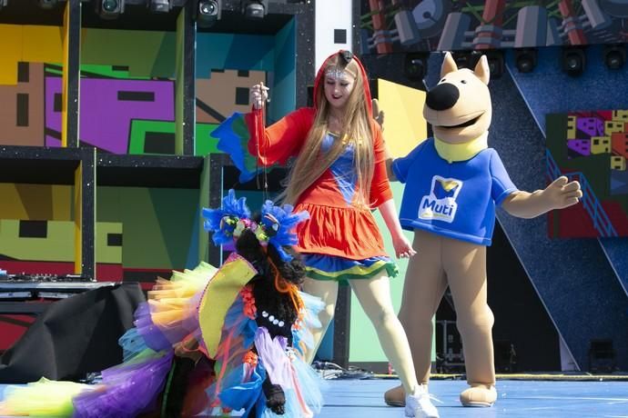 24.02.19. Las Palmas de Gran Canaria. Carnaval 2019. Concurso Carnaval Canino 2019. Felicia Svensson, presenta a Chiquitita Chanel, con la fantasía " Obrigado Río". Foto Quique Curbelo