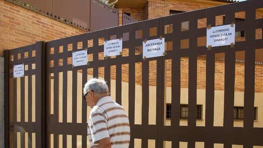 Carteles a las puertas del garaje del gerente.