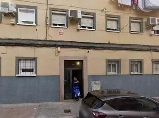 Hallan un bebé recién nacido junto a un portal de viviendas en Carabanchel (Madrid)