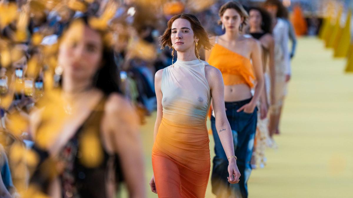 Desigual celebra su 40 cumpleaños con un desfile en Barcelona que recorre pasado, presente y futuro de la marca