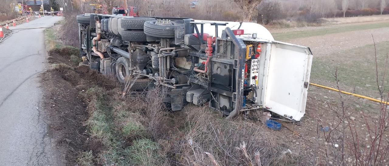 Bolca un camió que transporta gas liquat a Fontanals