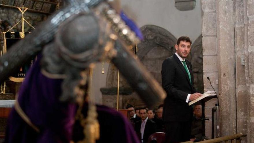 Juan Wes Solís, ayer, en la iglesia de San Nicolás de Bari, durante la lectura del pregón de Semana Santa.