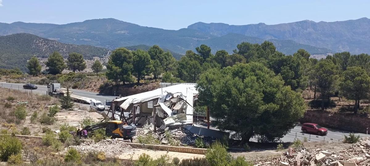 La antigua estación de servicio durante la demolición