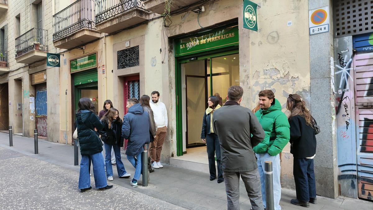 Personas a la espera de poder entrar en La Brasa de Pirenaicas.