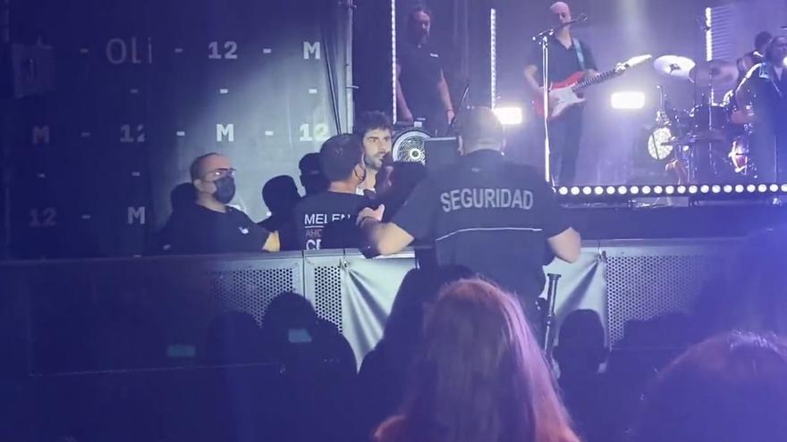 Melendi interrumpe su concierto para defender a una fan y se encara con el personal de seguridad