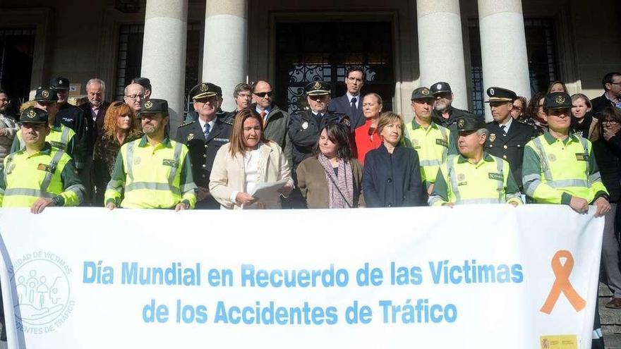 Participantes en el minuto de silencio en recuerdo de las víctimas de accidentes con la subdelegada, Ana Ortiz, al frente. // Rafa Vázquez