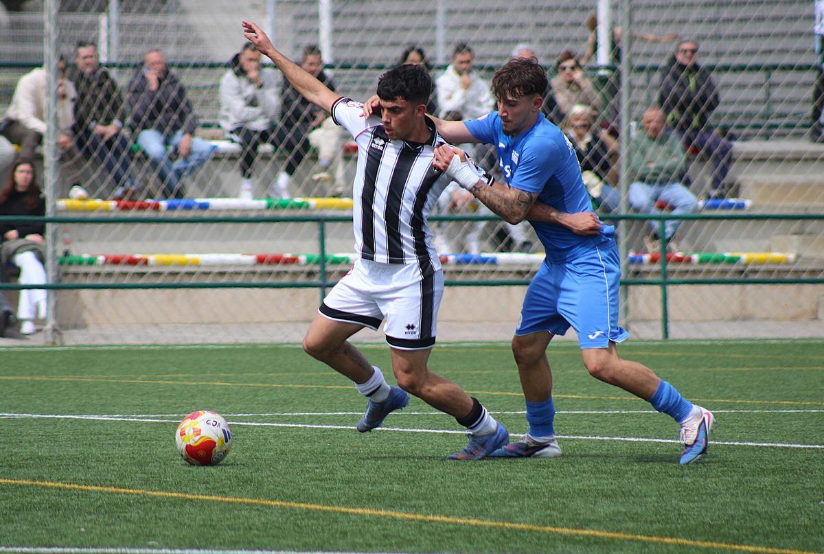 Joan Galán intenta cubrir el balón ante la presión que le ejerce el jugador del Roda Juanma Borrero.