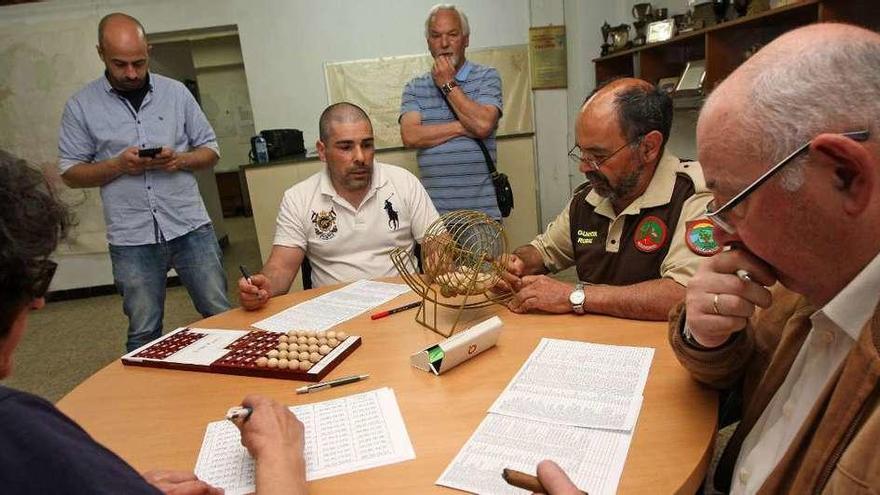 Vista del sorteo de las 48 plazas del Concurso Internacional de Pesca do Salmón, ayer. // Bernabé / Cris M.V.