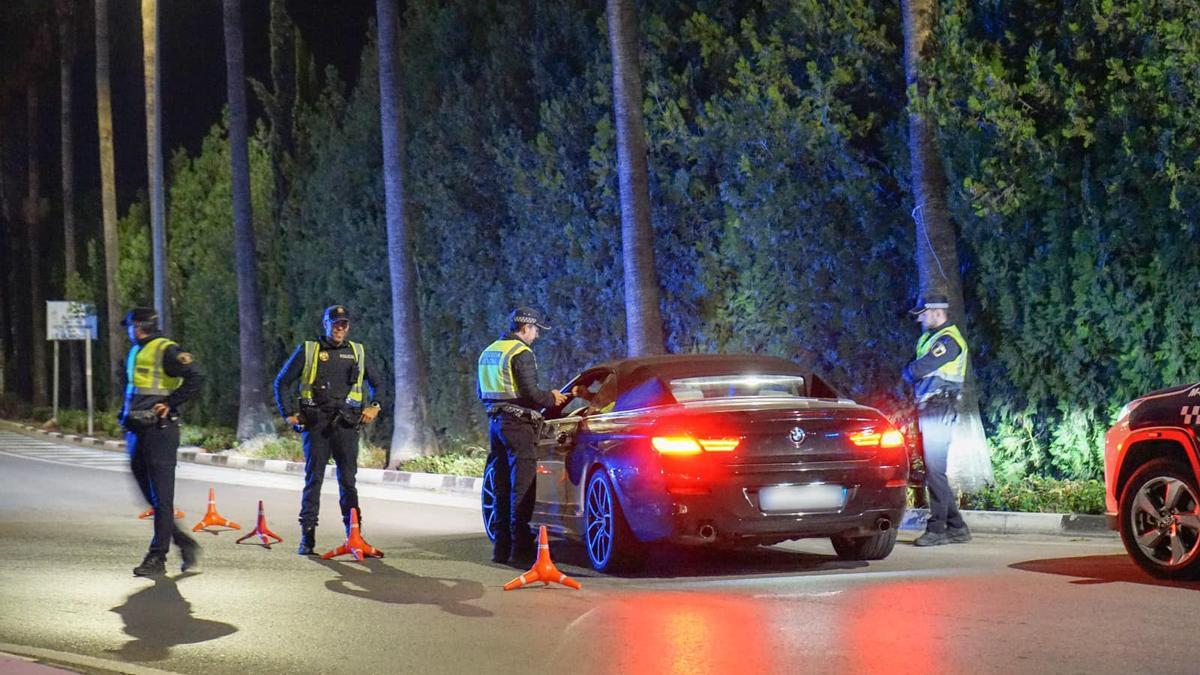 Los agentes de la Policía Local realizan un control a un conductor.