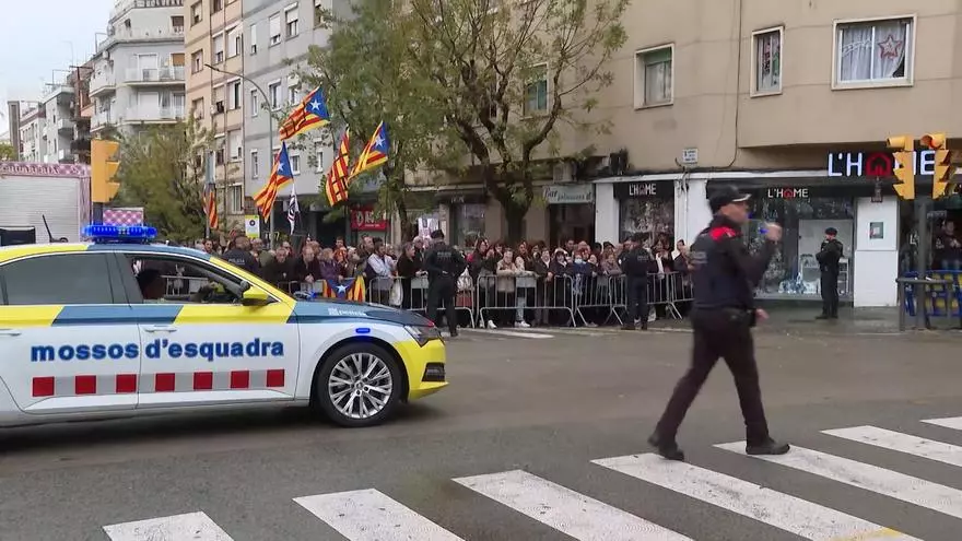 Medio centenar de personas protestan por la presencia del Rey en L'Hospitalet este lunes
