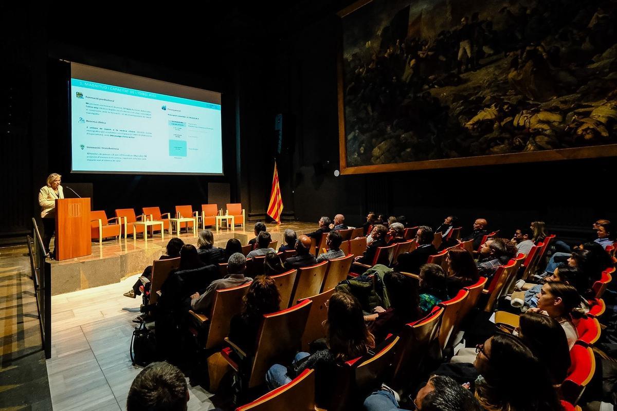 Marga Nadal durant la ponència del trentè aniversari.