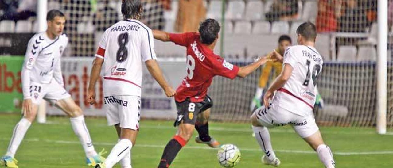 Varios defensores del Albacete tratan de detener el avance de Salomao ayer en el Carlos Belmonte.