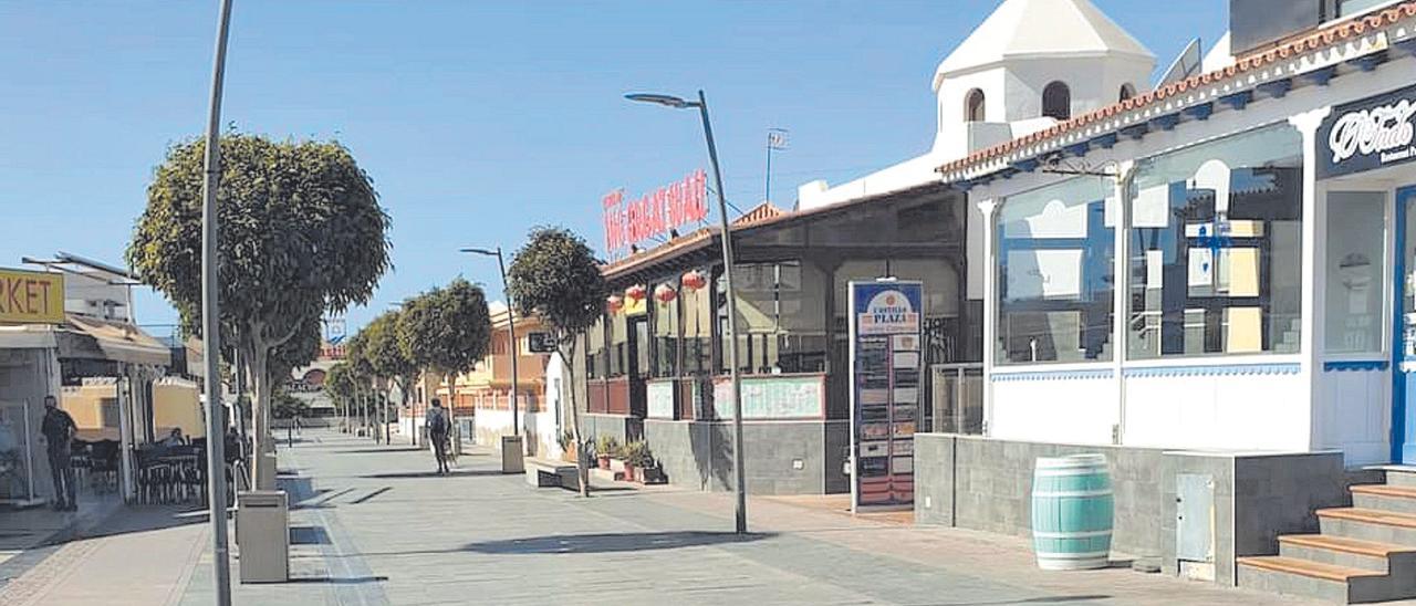 Un paseo de la localidad majorera de Caleta de Fuste, vacío por la pandemia.