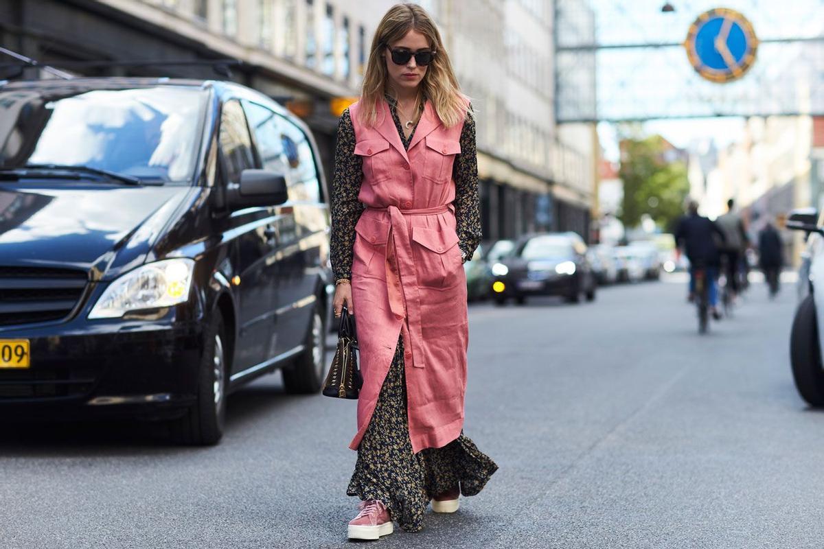 Zapatillas rosas con vestido largo estampado