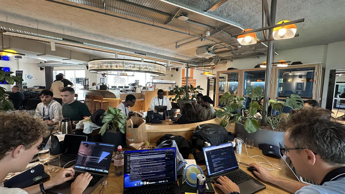Momentos de trabajo del equipo durante la Hackathon de París.