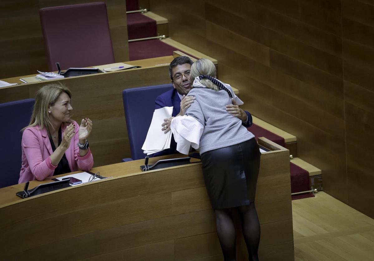 Mazón saluda a la portavoz de Hacienda de Vox, Teresa Ramírez, el miércoles en las Corts.