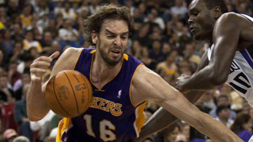 Pau Gasol trata de superar al jugador de los Kings Samuel Dalembert .