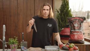Daniel Sancho, en su canal de Youtube ’Puro disfrute’, preparando un taco de bacon y tuétano.