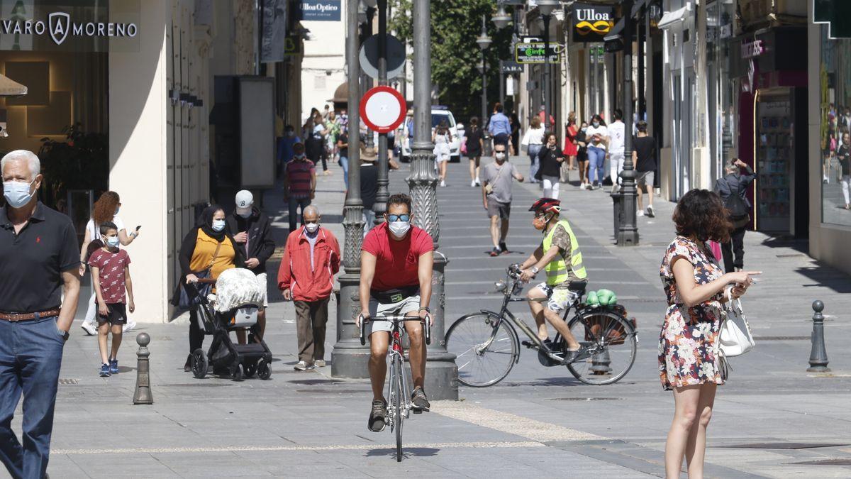 Un ciclista circula por la calle Gondomar.