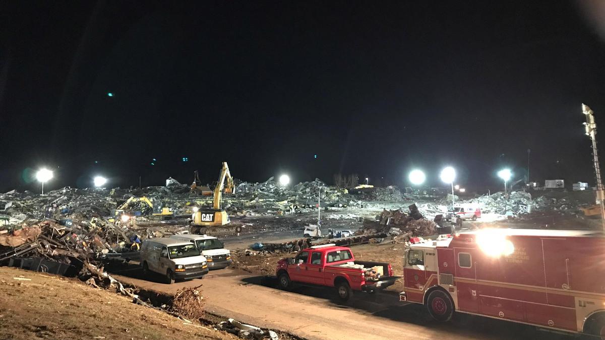 Desesperado rescate en una fábrica que un tornado colapsó con 110 personas dentro