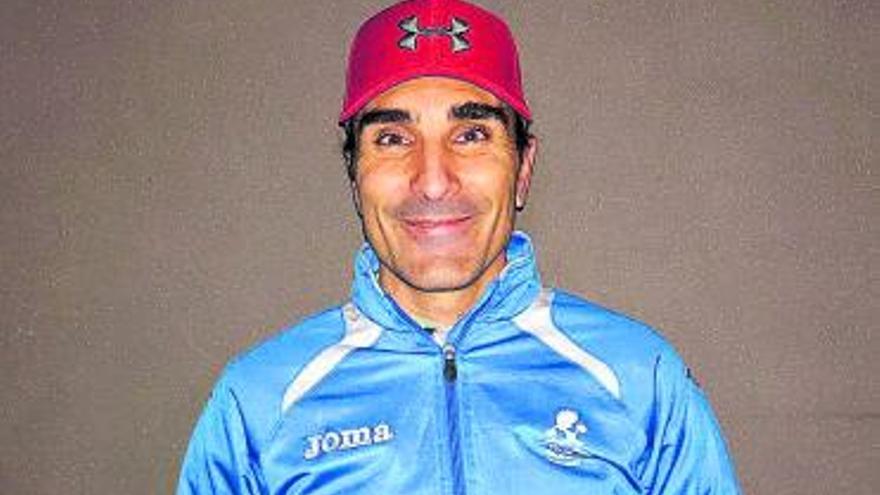 Fernando Lorenzo, con la equipación del Benavente Atletismo.