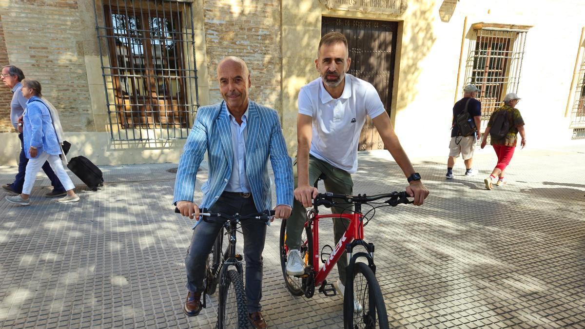 Antonio Hurtado y Ángel Ortiz, en bicicleta.